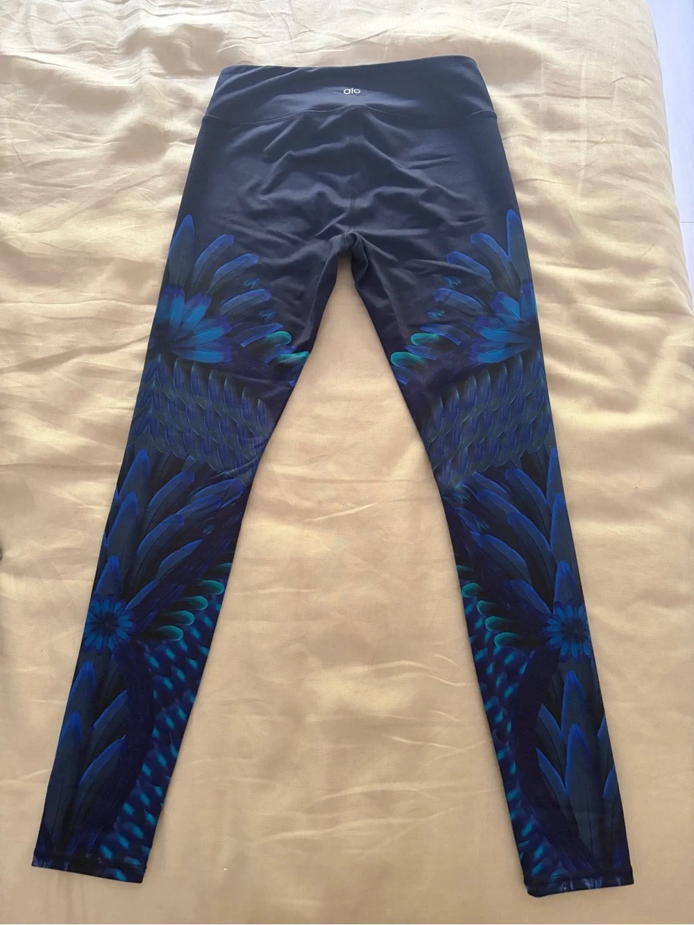 ALO Yoga Navy Blue Airbrush Leggings - blue feather print (Size M)